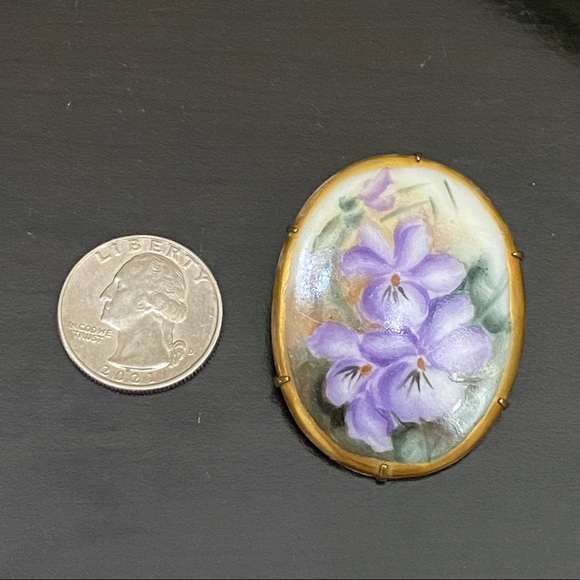 Vintage Victorian Hand-painted Purple Flower Porcelain Cameo Brooch - Picture 3 of 8